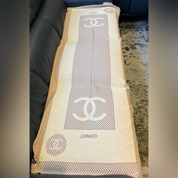 NWT🔥✨ CHANEL Stole/Scarf/Shawl made with cashmere & silk🤩 14S A52187X26009 - Picture 8 of 15